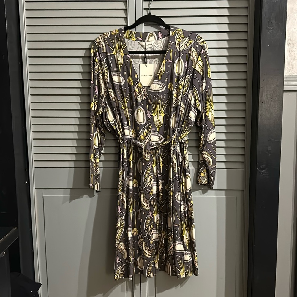 PEPALOVES LONG SLEEVE V-NECK DRESS
SIZE MEDIUM